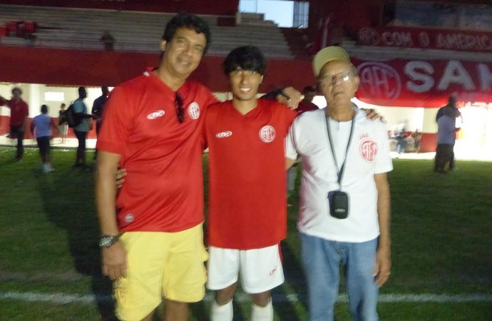Accioli ao lado do pai e do avô América-RJ (Foto: Thiago Lima)