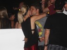 Bruno Gagliasso e Giovanna Ewbank trocam beijos em camarote