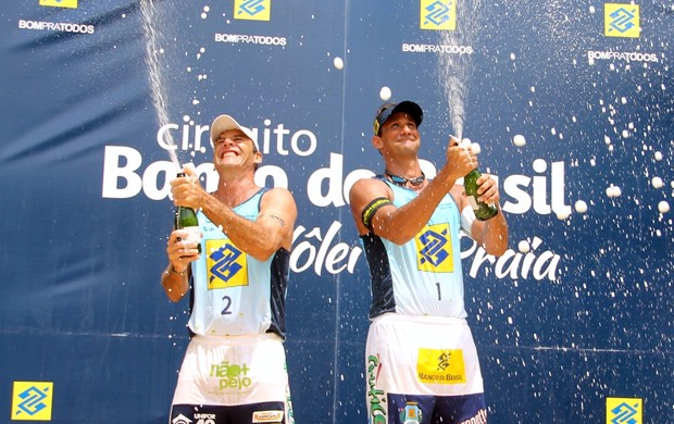 Ricardo e marcio campeões etapa de sao luis volei de praia (Foto: Paulo Frank/CBV)
