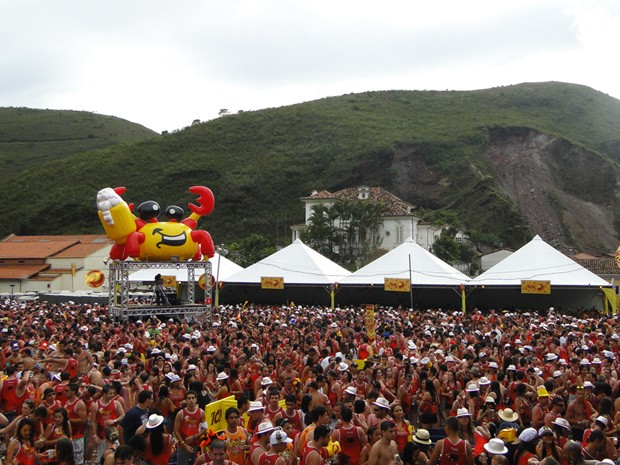 Cerca de sete mil foliões participaram do Bloco Praia neste domingo em Ouro Preto (Foto: Raquel Freitas / G1)