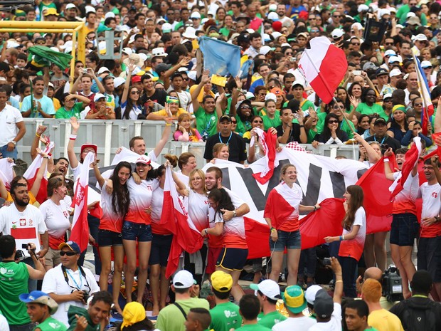 28/7 - Poloneses comemoram anúncio de Cracóvia como próxima sede da JMJ, em 2016 (Foto: Rodrigo Gorosito/G1)
