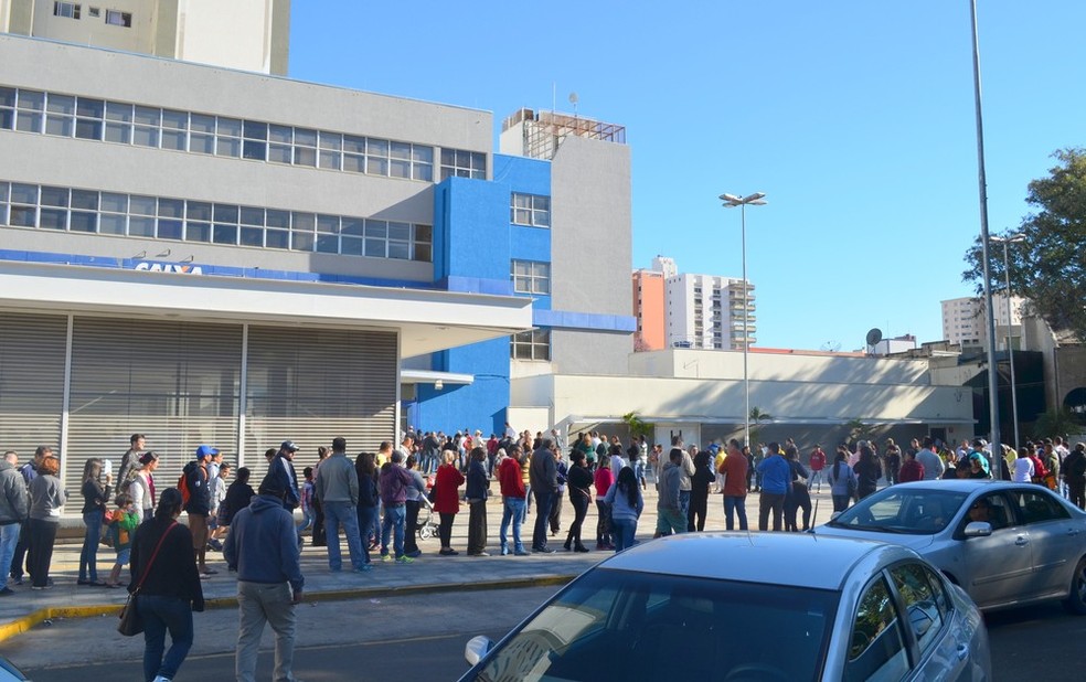 Trabalhadores fazem fila para sacar FGTS inativo em agA?ncia da Caixa de Piracicaba (Foto: Carol Giantomaso/G1)