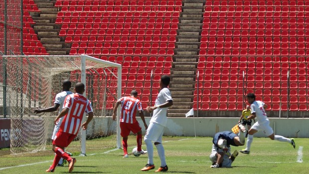 Após a falha do goleiro, Sharley tem o trabalho apenas de mandar a bola para o gol. (Foto: Renato Gonçalves / Assessoria Novo Esporte)