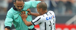 Corinthians fica no 0 a 0; juiz leva empurrão  de Sheik e cai (Márcio Fernandes/Estadão Conteúdi)