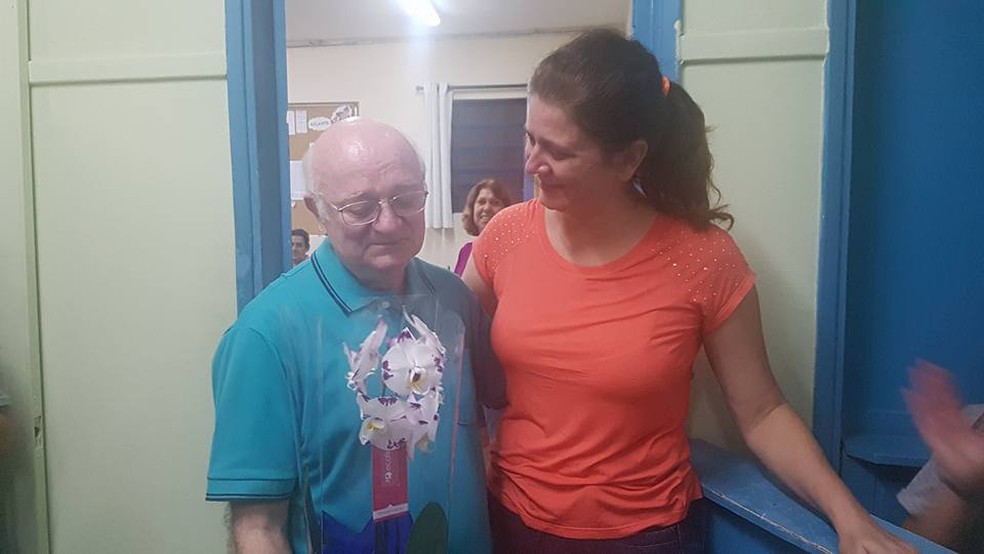 Luiz Antônio Jarcovis recebeu homenagem em seu último dia de aula na Escola Estadual Almirante Custódio José de Mello, em São Paulo (Foto: Mônica Matta via BBC)