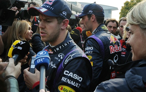 Sebastian Vettel e Mark Webber, da RBR, no paddock de Xangai, GP da China (Foto: AFP)