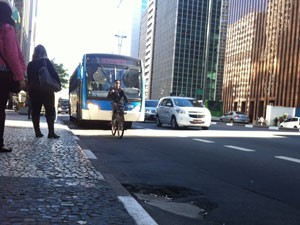 Ônibus que param em ponto caem em buraco (Foto: Letícia Macedo/ G1)