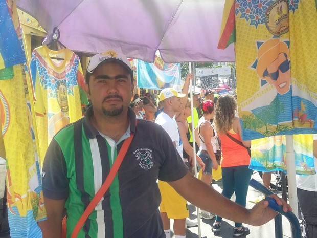Comerciante Alexandre Alves vem de Maceió todos os anos para vender camisas no Galo e reclama das vendas (Foto: Danielle Carvalho / G1)