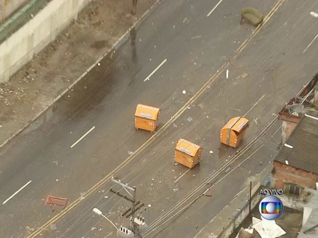 Caambas de lixo devem ter sido arrastadas pela gua da chuva no Subrbio do Rio (Foto: Reproduo / TV Globo)