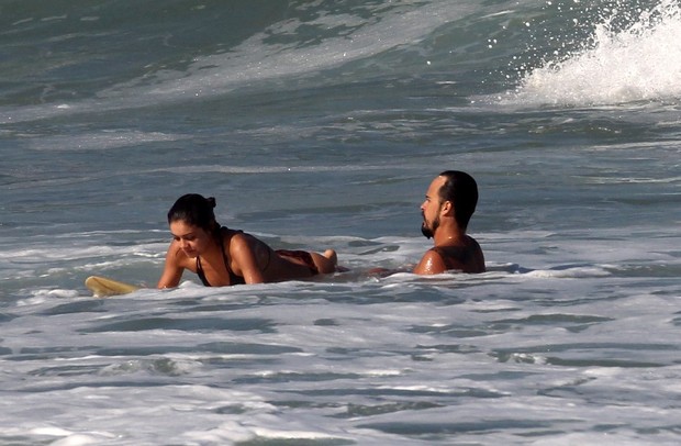 Paulinho Vilhena  e Thaila Ayala na praia  (Foto: Delson Silva / Agnews)