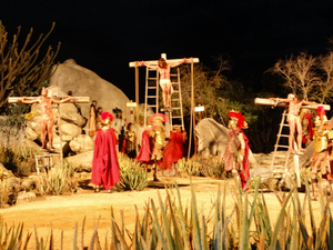 Crucificação na Paixão de Cristo de Nova Jerusalém 2015 (Foto: Jael Soares/ G1)