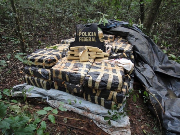 O núcleo de polícia marítima da Polícia Federal (PF) apreendeu uma 1,7 mil quilos de maconha durante a tarde de terça-feira (19), na margem brasileira do Lago de Itaipu, no oeste do Paraná. A droga foi encontrada em uma área rural, em meio a mata ciliar. Até as 7h40 desta quarta-feira (20) ninguém havia sido preso. A droga foi levada para a delegacia da PF em Foz do Iguaçu.  (Foto: Divulgação / PF)