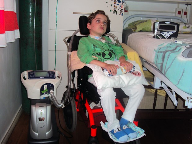 Jackson Bottim, que completa 8 anos no sábado, depende de ventilação mecânica para respirar (Foto: Arquivo pessoal)