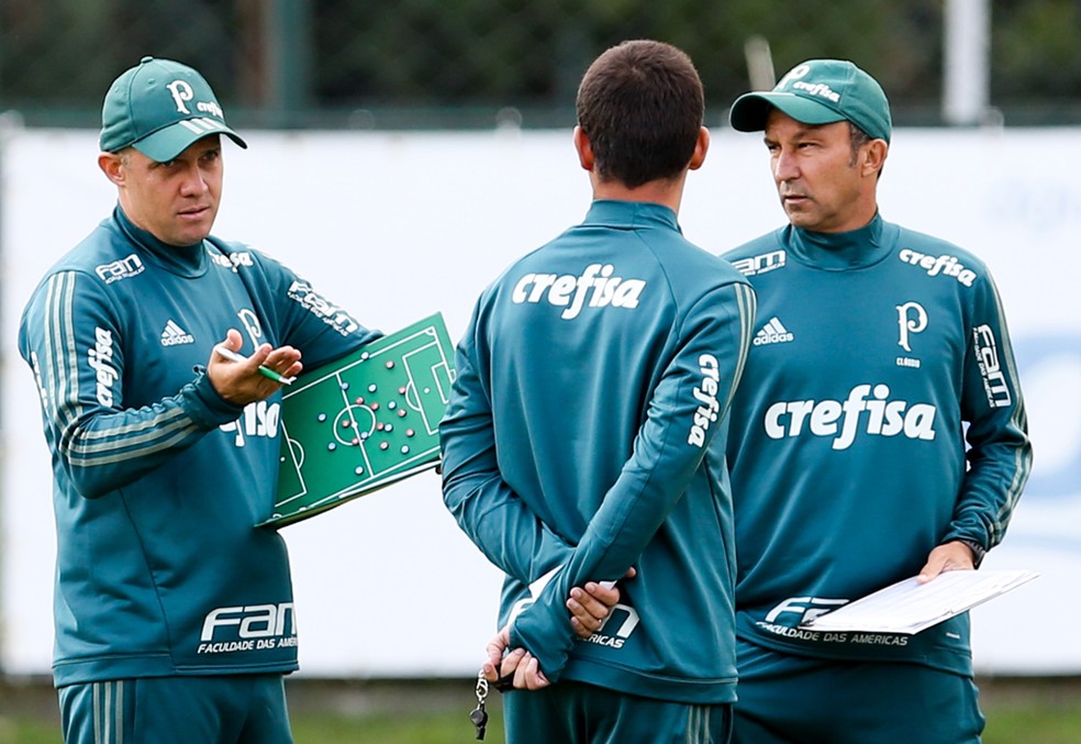 Eduardo Baptista (à esq.) conversa com integrantes da comissão técnica (Foto: Fabio Menotti/Ag. Palmeiras)