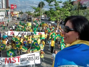 Em Campina Grande (PB), manifestação segue em direção à região central da cidade (Foto: Taiguara Rangel/G1)