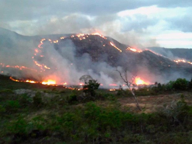 Incêndio atinge local perto de APA, em Rio de Contas, na Chapada Diamantina, na Bahia (Foto: Reprodução/ TV Sudoeste)
