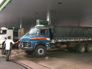 Caminhões abastecem em posto de combustível de Ribeirão Preto, SP (Foto: Reprodução/ EPTV)