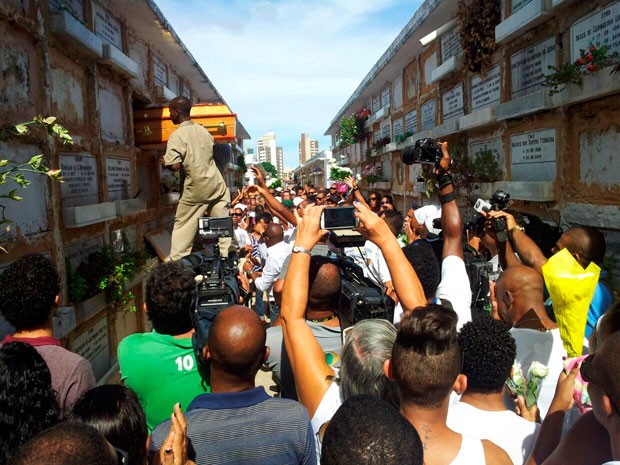 Enterro de dançarino do Balé Folclórico da Bahia, em Salvador (Foto: Ruan Melo/G1) Enterro de dançarino do Balé Folclórico da Bahia, em Salvador (Foto: Ruan Melo/G1)