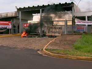 Em greve, agentes tentaram impedir transferência de presos e atearam fogo em pneus no CDP de Ribeirão Preto, SP (Foto: Reprodução/EPTV)