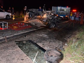 Acidente deixou carro completamente destruído na Bahia (Foto: Blitz Conquista) Acidente deixou carro completamente destruído na Bahia (Foto: Blitz Conquista)