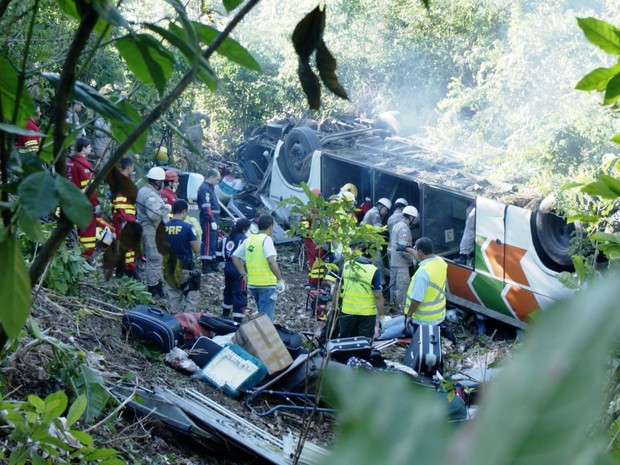 Ônibus com 31 passageiros e um motorista, seguia da Bahia para o Rio de Janeiro, mas capotou e caiu em uma ribanceira na Serra, no Espírito Santo (Foto: Reprodução/TV Gazeta)