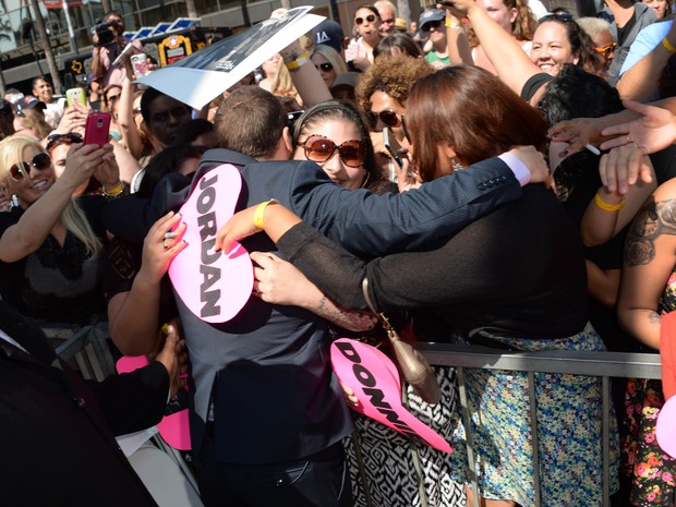 Donnie Wahlberg, integrante do New Kids on the Block, com fãs em cerimônia em Los Angeles, nos Estados Unidos (Foto: Robyn Beck/ AFP)