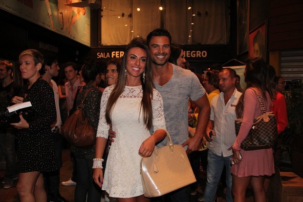 Nicole Bahls com o ex-namorado Guistavo Salyer em estreia de peça no Rio (Foto: Rodrigo dos Anjos/ Ag. News)