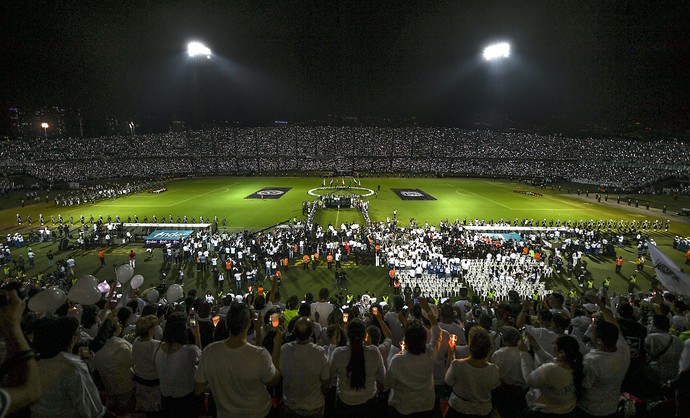 Estádio Medellín homenagem Chapecoense (Foto: LUIS ACOSTA / AFP)