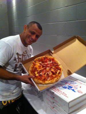 Marlon Sandro comemora vitória no Bellator com pizza (Foto: Reprodução/Twitter)