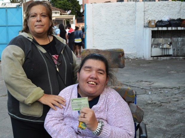 Mulher cega e paralisia cerebral fez questão de votar em São Vicente (Foto: Guilherme Lucio/G1)