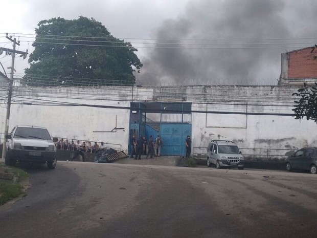 Fumaça foi vista durante a rebelião em uma unidade do Degase, em Bangu (Foto: Arquivo pessoal)