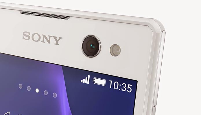 Câmera de 5 megapixels com flash garante boas selfies (Foto: Divulgação/Sony)