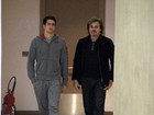 Edson Celulari vai ao cinema com o filho Enzo