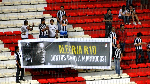 torcida Atlético-MG faixa para Ronaldinho Gaúcho arquibancada (Foto: Fernando Martins y Miguel)