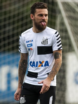Lucas Lima participa de treino do Santos no CT Rei Pelé