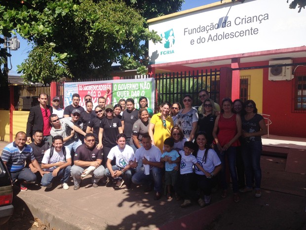 Grupo se concentrou na sede da FCria, no Centro de Macapá (Foto: John Pacheco/G1)