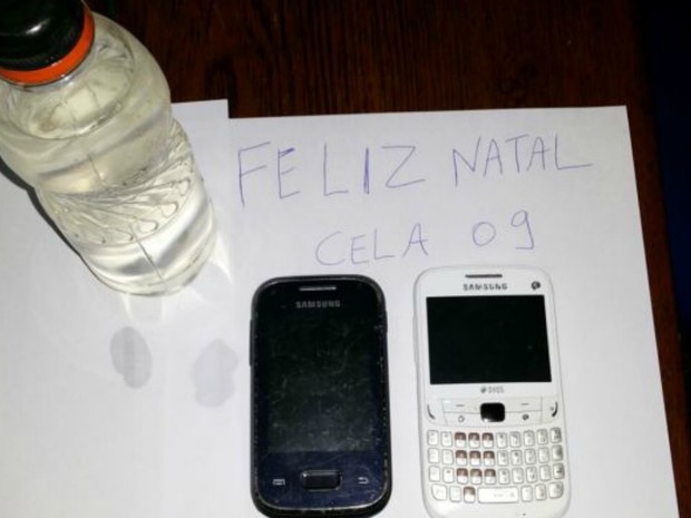 Além da maconha, cachaça e celulares havia um recado desejando Feliz Natal aos detentos. (Foto: Site Alerta Rolim/Divulgação)