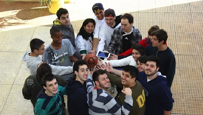 Alunos e professores do CES projeto Copa do Mundo  (Foto: Gleice Lisboa)