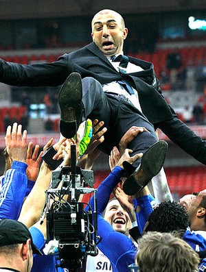 Roberto Di Matteo comemora título do Chelsea (Foto: AP)