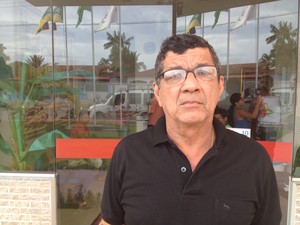 Aposentado Manoel Souza, 59 anos, tem a esposa doente de câncer (Foto: Abinoan Santiago/G1)