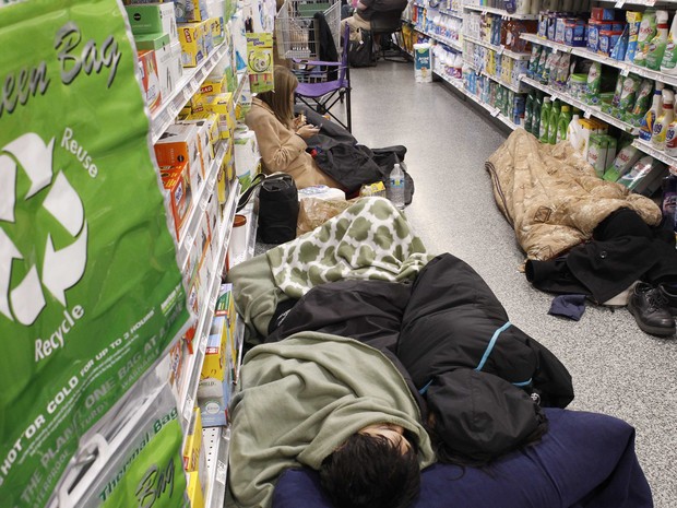 Pessoas dormem no corredor de um supermercado após ficarem presas depois de uma tempestade de neve em Atlanta, Geórgia. Uma tempestade de inverno atingiu o sul dos EUA matando cinco pessoas. (Foto: Tami Chappell/Reuters)