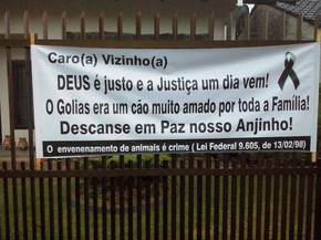 Em forma de protesto, moradora colocou um cartaz em frente de casa (Foto: Facebook/Reprodução) Em forma de protesto, moradora colocou um cartaz em frente de casa (Foto: Facebook/Reprodução)