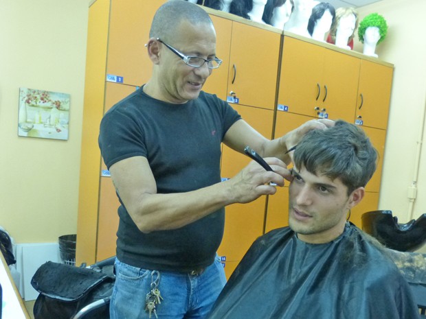 André corta os cabelos nos bastidores do Mais Você (Foto: Mais Você / TV Globo)