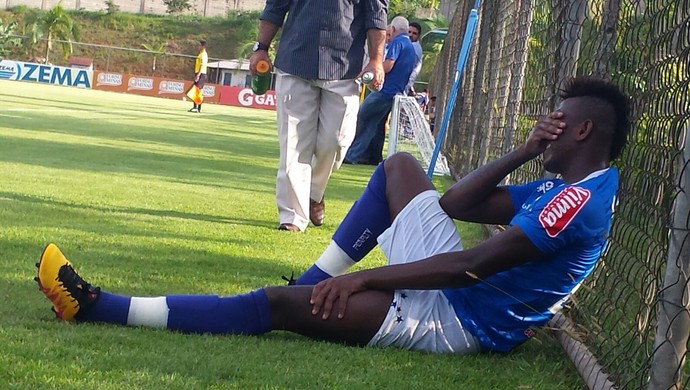 Marcos Vinícius, meia do Cruzeiro, deixou treino machucado (Foto: Marco Astoni)