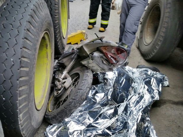 G1 Motociclista bate em caminhão e morre após parar embaixo de roda