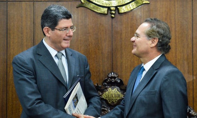 Joaquim Levy, ministro da Fazenda, e Renan Calheiros, presidente do Senado (Foto: Antônio Cruz / Agência Brasil)