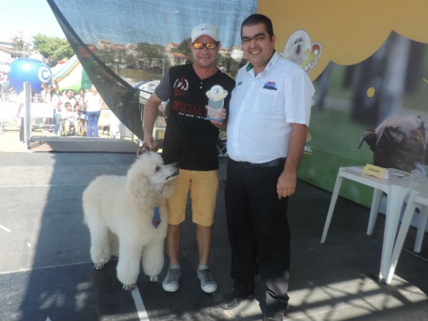 Anderson Lucas com o Poodle Gigante Diego, que levou o troféu da categoria de raça mais exótica (Foto: Ivana Santana/G1)