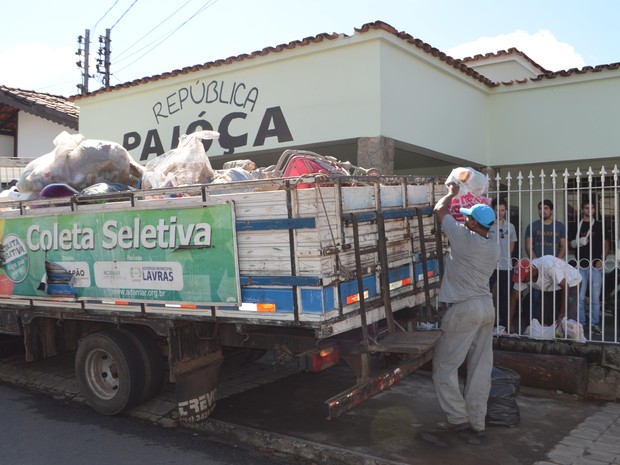 Repúblicas rendem quase 250 quilos de material reciclável por semana em Lavras (Foto: Samantha Silva / G1)