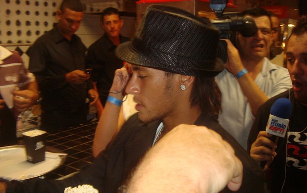 Neymar em lançamento do filme do Santos (Foto: Crédito: Bruno Gutierrez / TV Tribuna)
