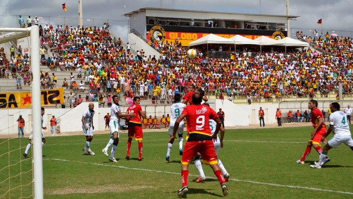 Globo FC e Baraúnas disputam a bola em campo (Foto: Jocaff Souza)